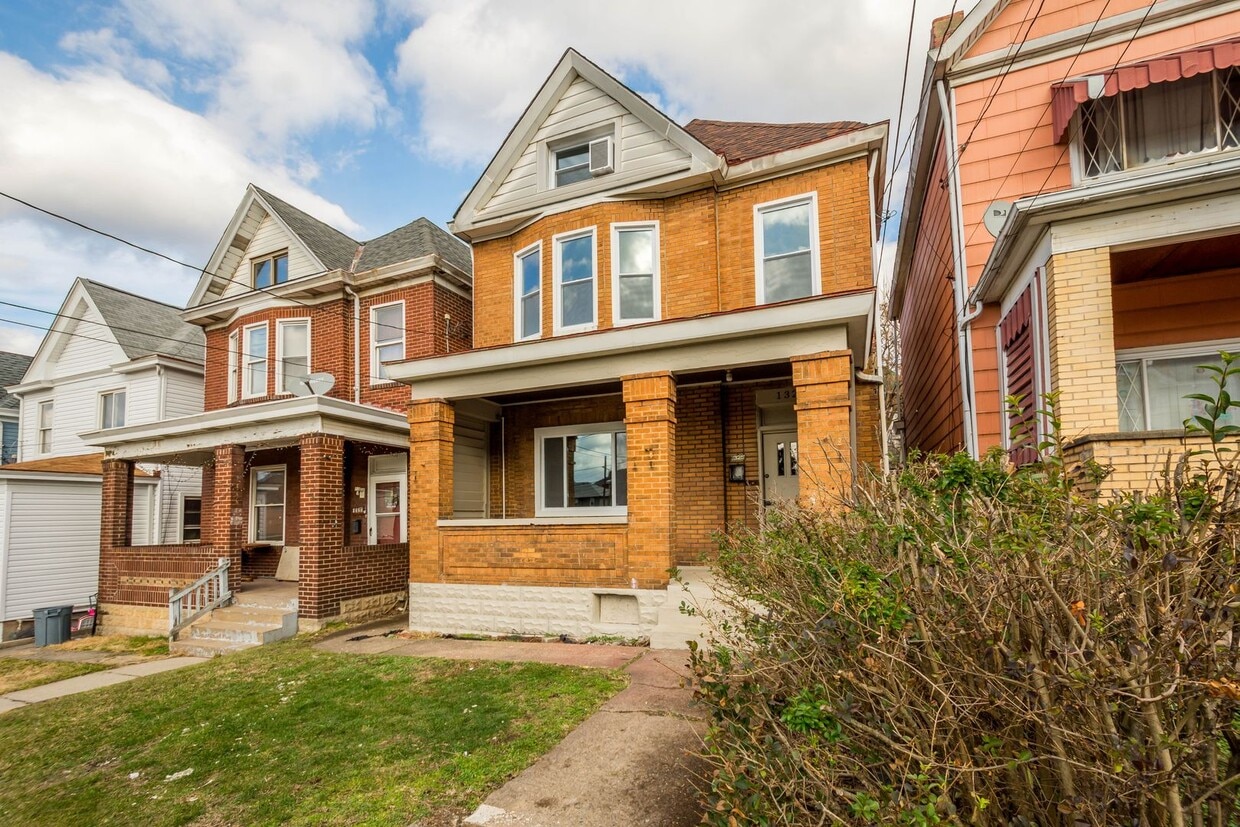 READY FOR MOVE IN! Don't miss this RENOVATED 4-BEDROOM located in Munhall! - READY FOR MOVE IN! Don't miss this RENOVATED 4-BEDROOM located in Munhall!