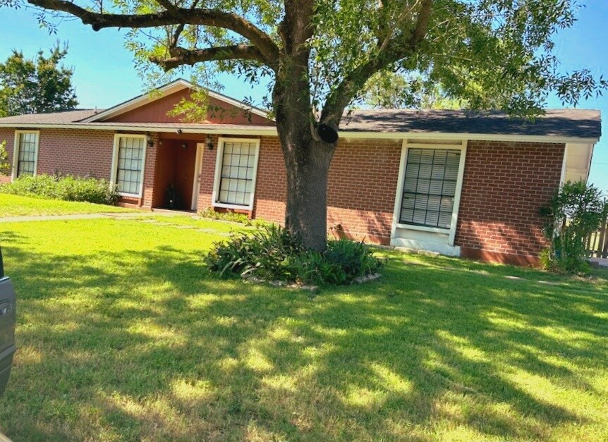 Primary Photo - 10604 Ponder Ln