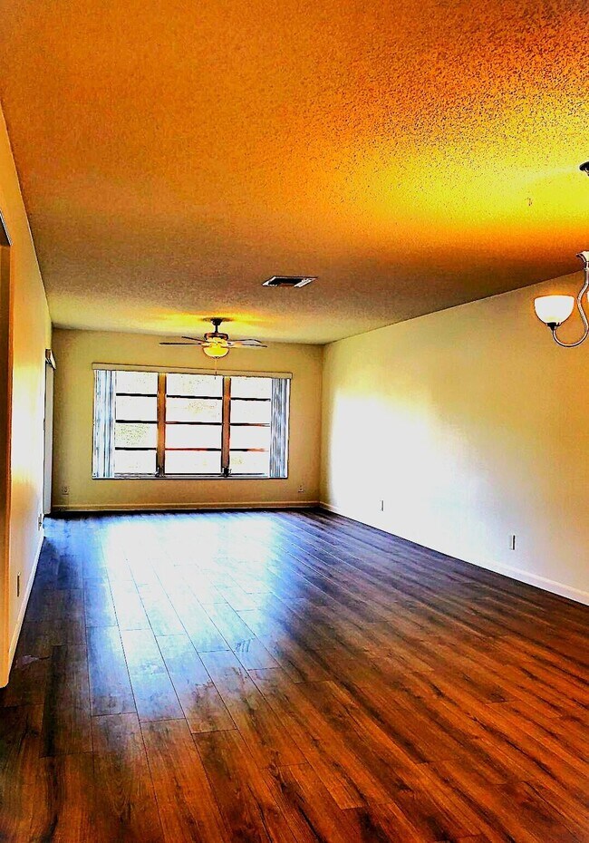 Foto del edificio - 5890 Sugar Palm Ct