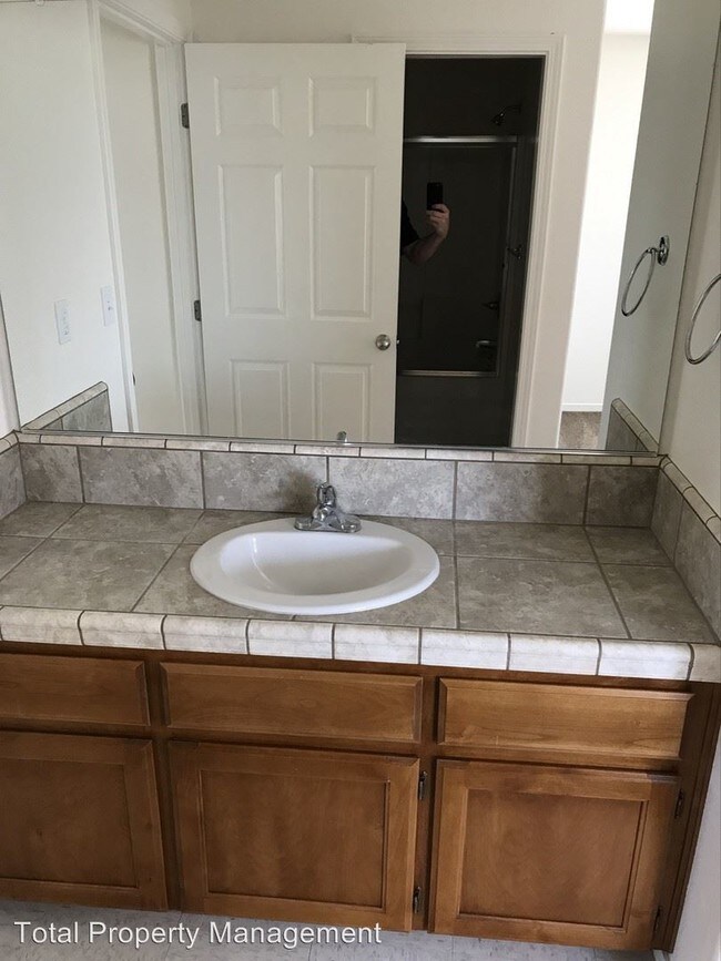 Foto del edificio - 2 br, 2 bath Apartment - 2140 W. Lark Ave.