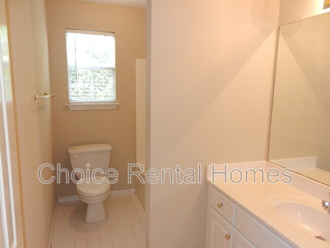 Building Photo - 2211 Summer Ridge Dr