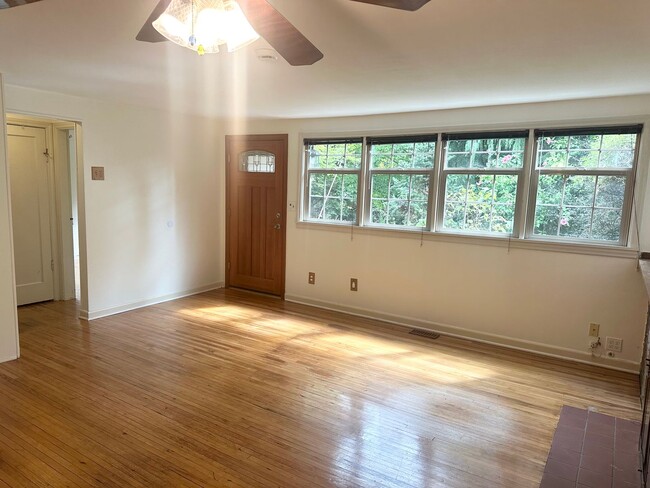 Building Photo - Charming 2-Bedroom, 1-Bathroom House in North Seattle.