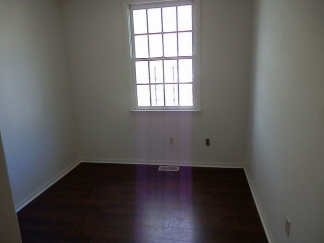 Building Photo - 201 Royal Court Ln