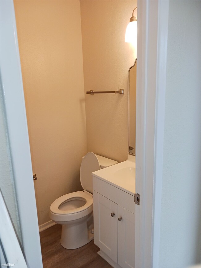 Foto del edificio - 2 br, 1.5 bath Townhome - 817 Betsy Ross D...