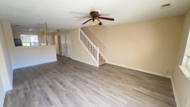 Foto del edificio - 2 BEDROOM TOWNHOME IN GATED COMMUNITY!