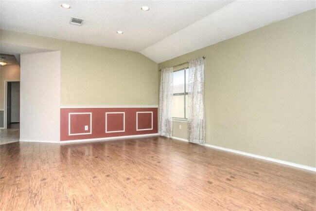 Foto del edificio - 17820 Park Valley Dr