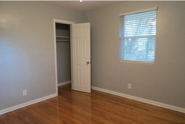 Foto del edificio - 1725 Sharon Rd