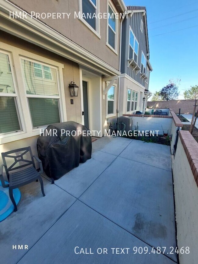 Building Photo - Stylish 3-Bedroom Townhouse