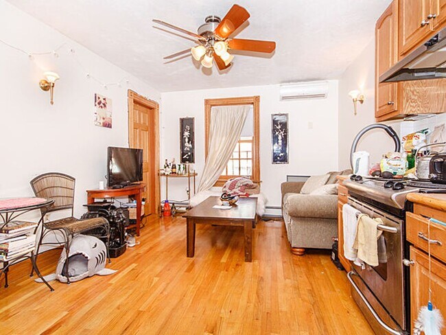 Foto del edificio - No Brokers Fee, No Security Deposit, Heat, Hot Water Included