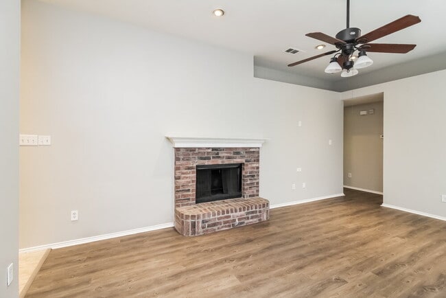 Building Photo - 13911 Creek Crossing Dr