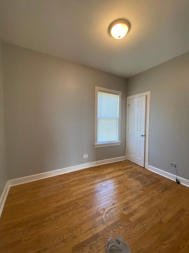 Building Photo - 305 W 95th St