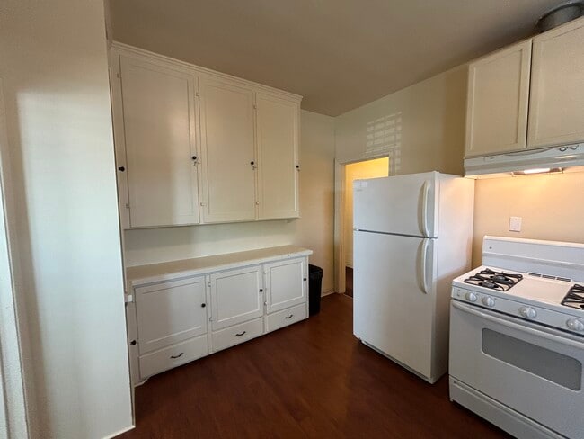 Building Photo - 112 N Primrose Ave