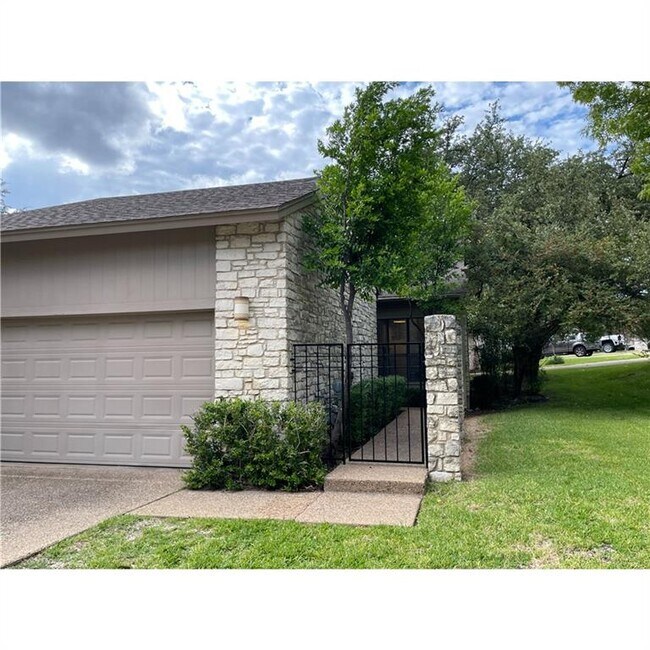 Building Photo - 8006 Raintree Pl