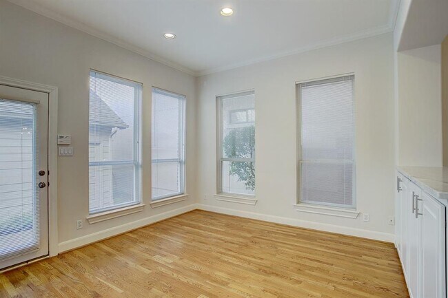 Foto del edificio - 3343 Memorial Crest Blvd