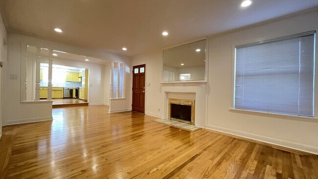 Building Photo - 1210 Santa Paula Ave