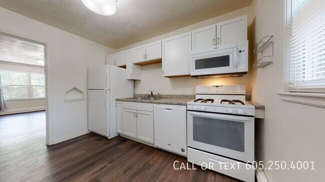 Building Photo - Spacious 2 Bed 1 Bath Apartment Near Downt...