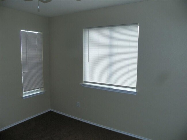Foto del edificio - 13704 Harris Ridge Blvd