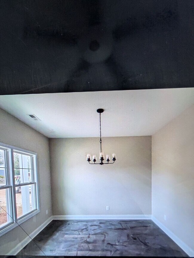 Building Photo - Beautiful 4-Bedroom House