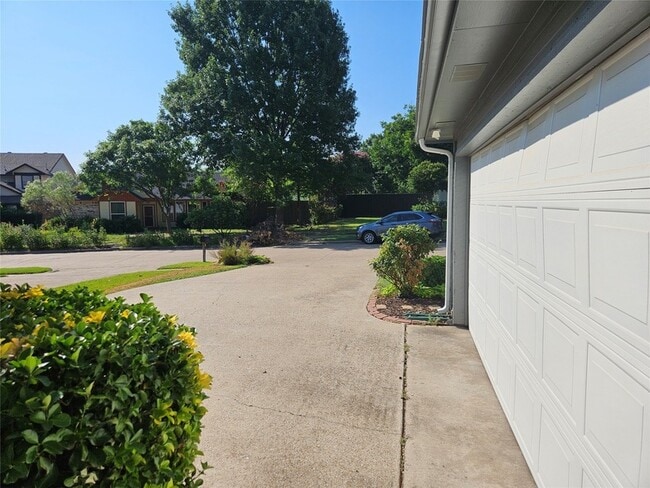 Building Photo - 2705 Francisco Dr