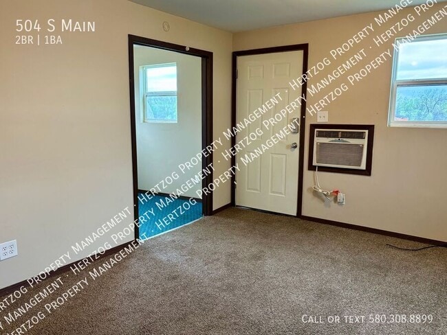 Building Photo - 504 S Main-