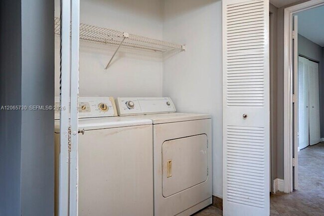Building Photo - 1606 Meadows Cir W