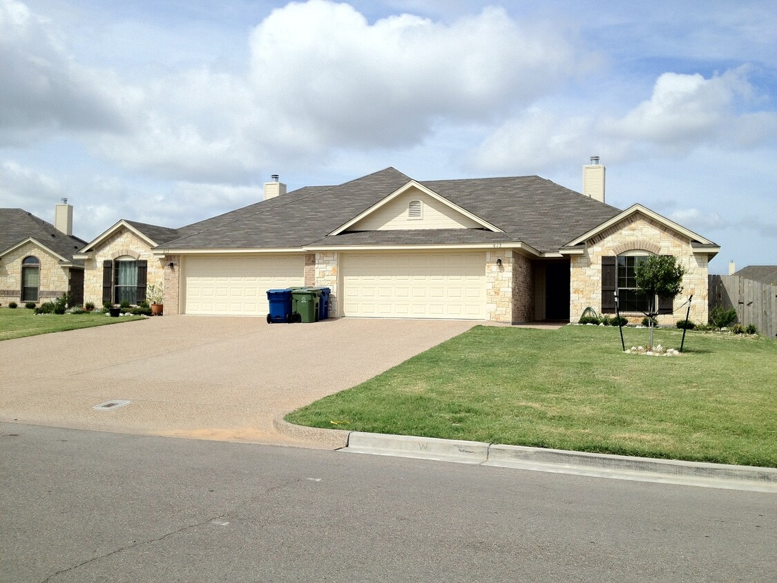 Primary Photo - 3BR / 2BA Duplex in Hewitt, Texas | Midway...