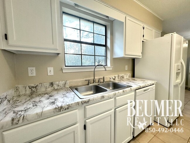 Building Photo - Charming Home 3BR/2BA Move in Ready Locate...