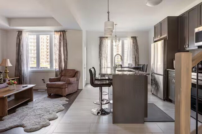 Photo du bâtiment - North West Hyde Park 3 Bdrm Townhome!   AVAIL NOW * Garage