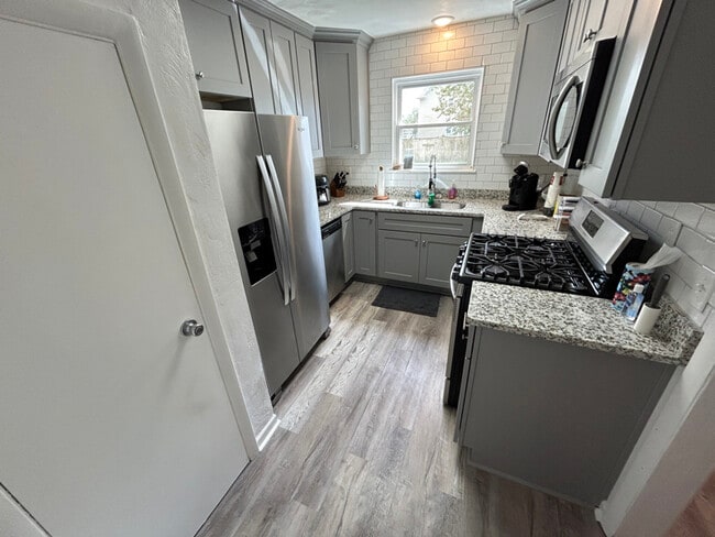 Building Photo - 911 Sherman Ln