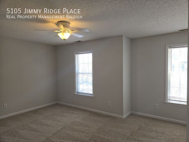 Foto del edificio - 5105 Jimmy Ridge Pl