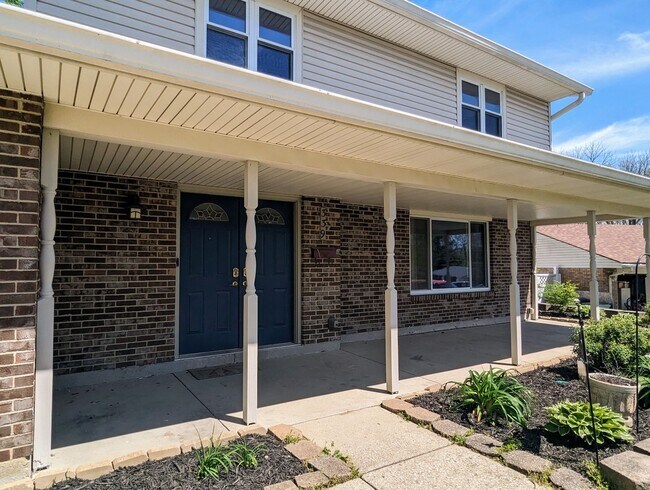 Building Photo - Available NOW: Spacious 4 Bed / 2.5 Bath i...