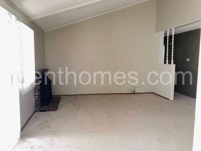 Building Photo - 600 Mariposa Cir