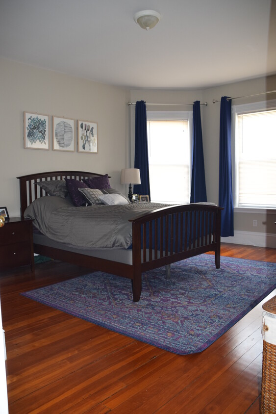 BR #1 Very Spacious, Lots of windows - 159 Salem St