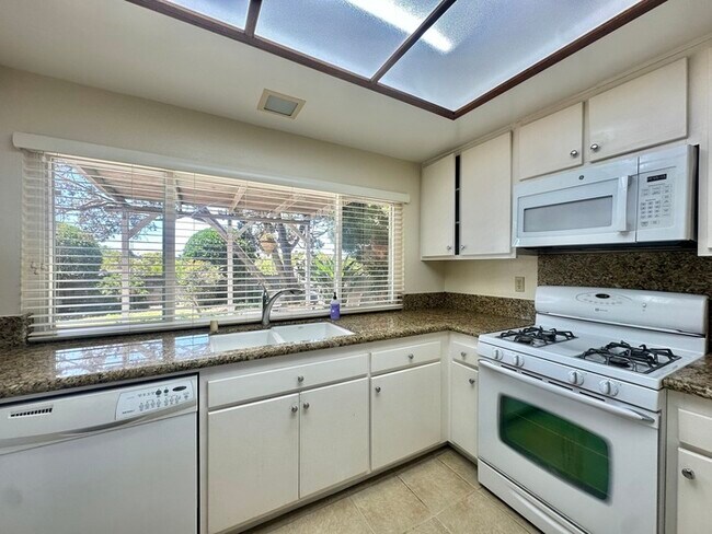 Foto del edificio - 4 Bedroom Home 3 Car Garage with Fenced Ya...