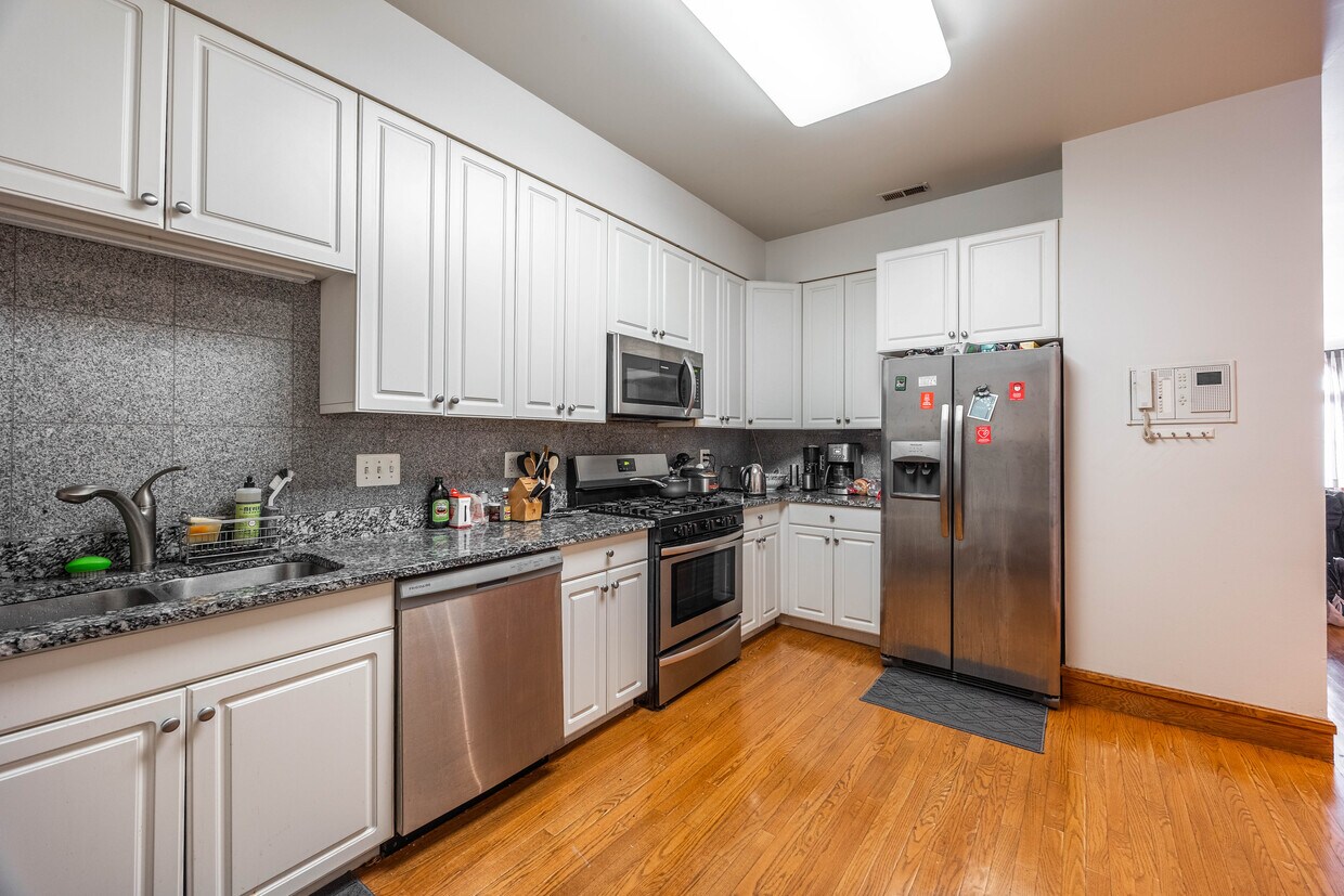 Foto principal - 1162 W Grand Ave