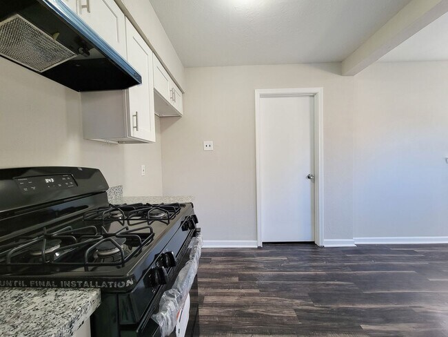 Foto del edificio - REMODELED/ UPDATED 4 BEDROOM 2 BATH WITH C...