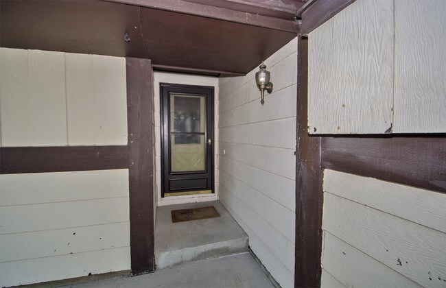 Building Photo - 2915 Heatherwood Cir S