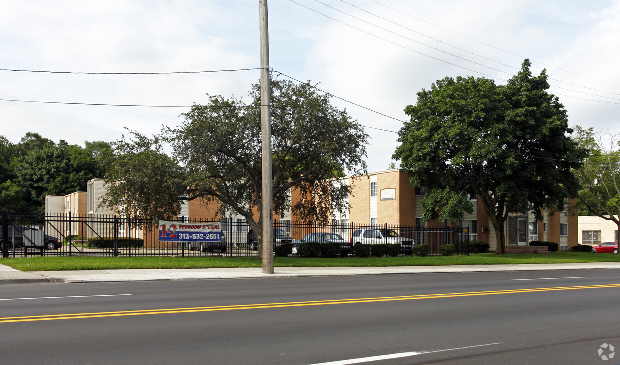 Capilla Court - Chapel Court Apartments