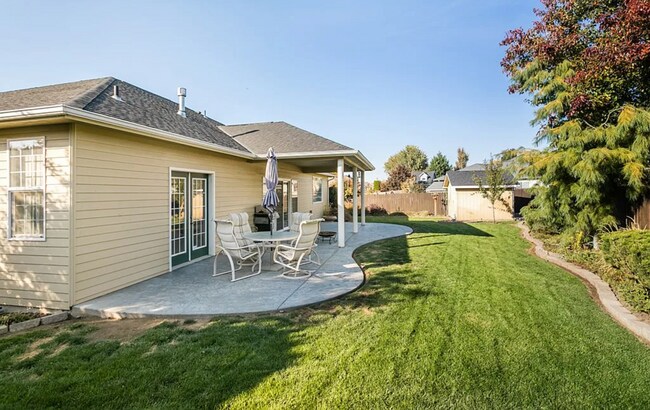 Building Photo - Spacious 3-Bedroom Home with Private Backy...