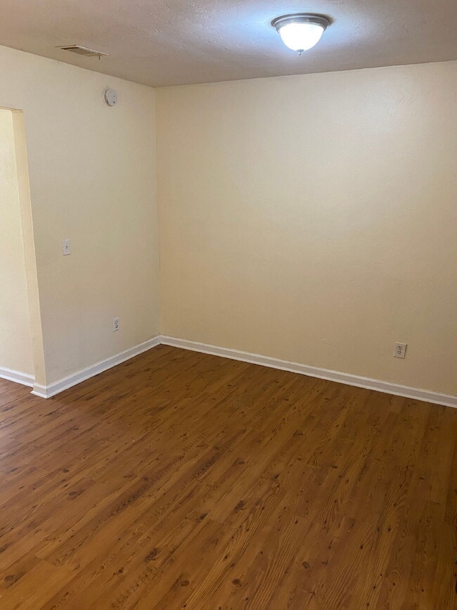 Building Photo - Gorgeous 3 Bedroom 2 Bathroom Single-Family!