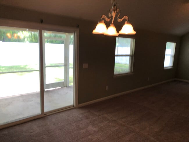 Building Photo - 304 Gary Cir