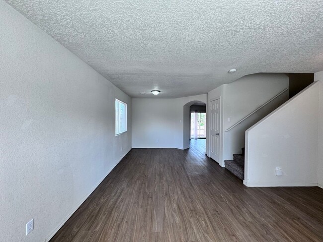 Foto del edificio - 4 bedroom 2.5 bath home-New Flooring