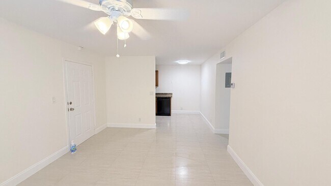 Building Photo - 607 NE 29th Dr