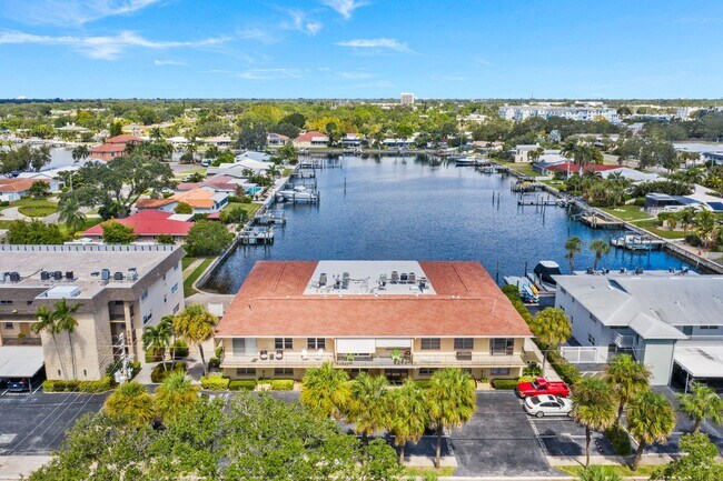 Foto del edificio - Waterfront Views! Fully updated 2/2 condo