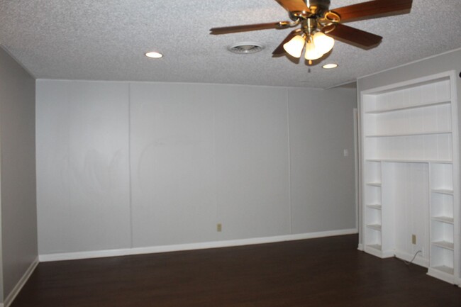 Building Photo - 3 BEDROOM, 2 BATH, NORTH BELTON