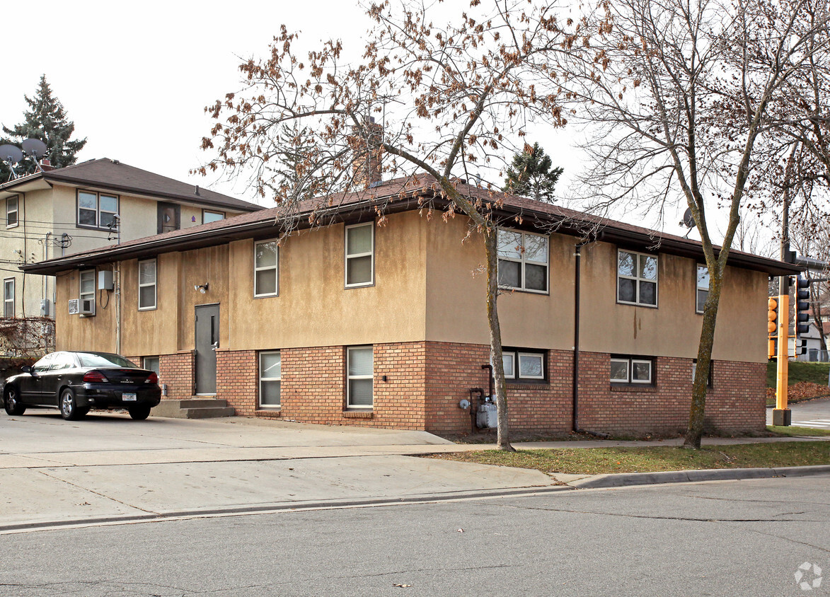 Primary Photo - 762 Robert St S