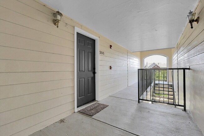 Building Photo - $1,745.00, 2 bed, 1 .5 bath located in Aur...