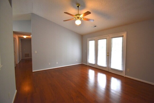 Foto del edificio - 2 bedroom 2 bath unit ready for you to mov...