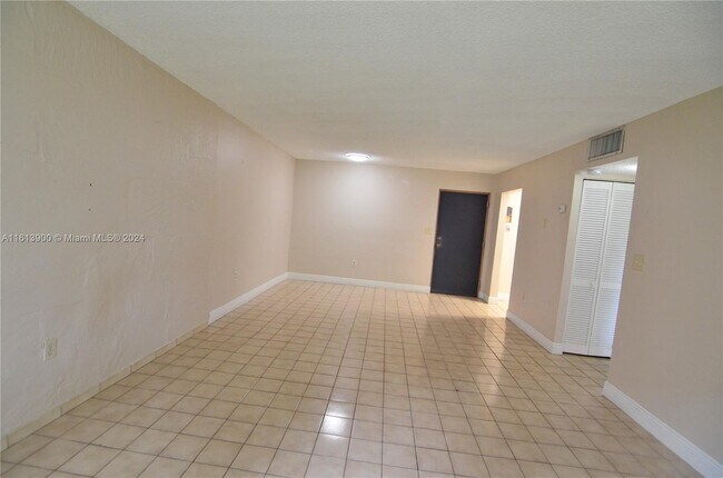 Foto del edificio - 8405 NW 8th St