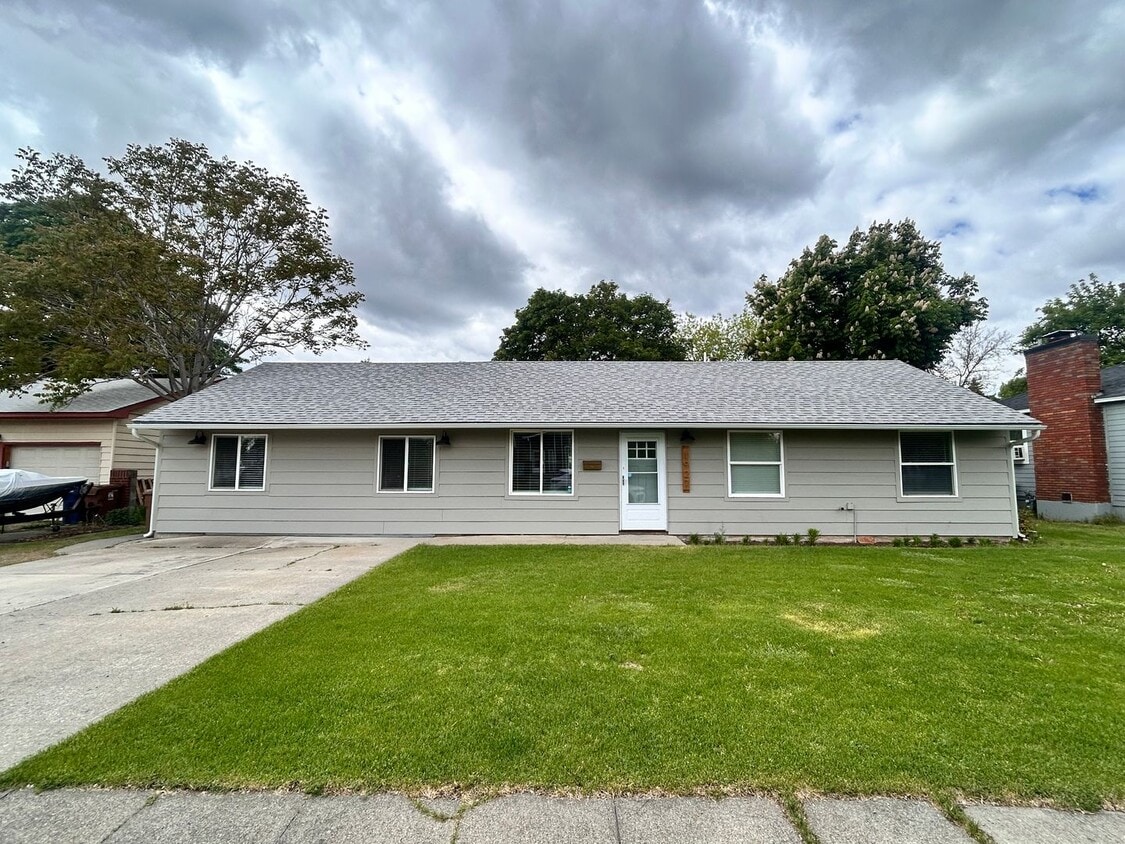 Foto principal - Completely Renovated 4 Bed, 2 Bath Home in...
